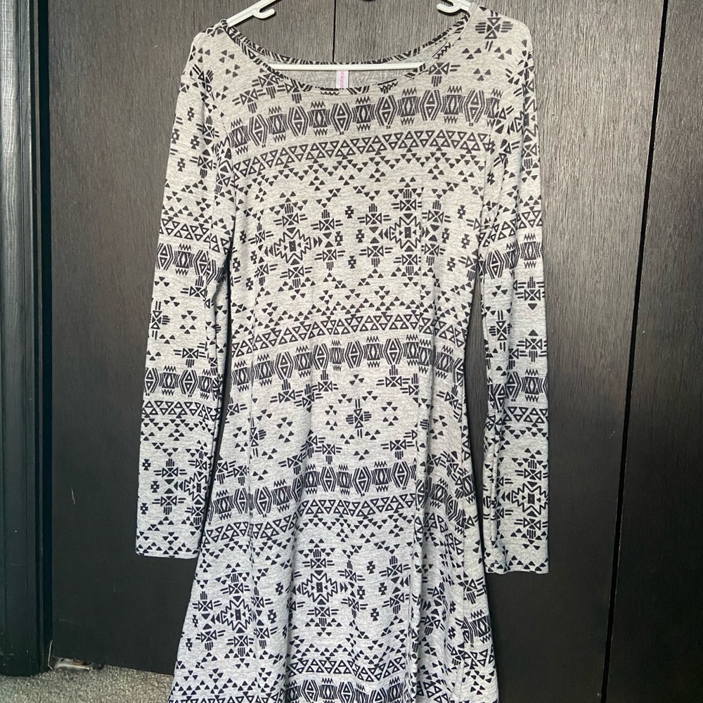 Gray long sleeve dress with black pattern